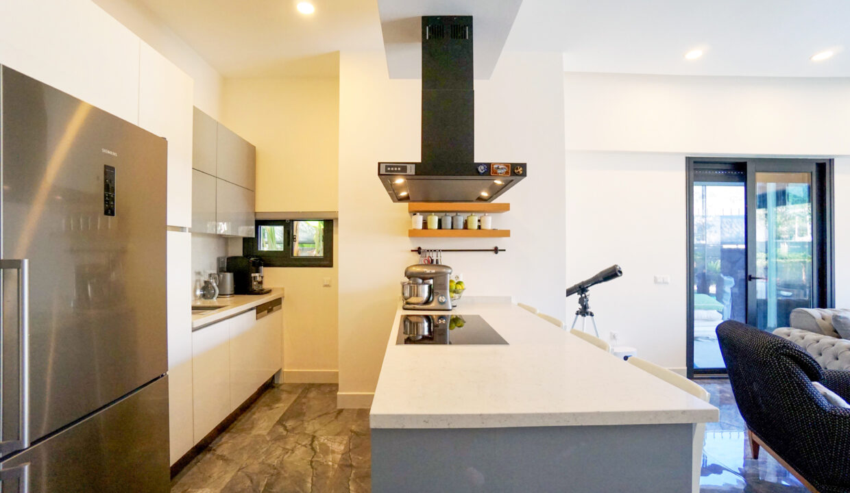 GUMUSLUK UGUR'UN EV-16