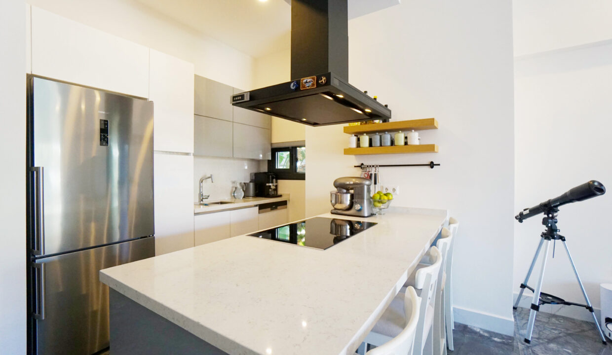 GUMUSLUK UGUR'UN EV-18