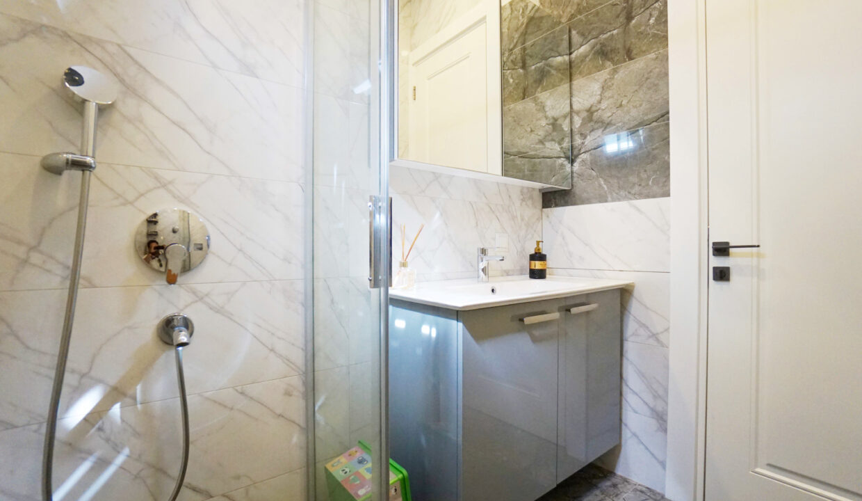 GUMUSLUK UGUR'UN EV-25