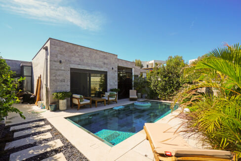 GUMUSLUK UGUR'UN EV-9